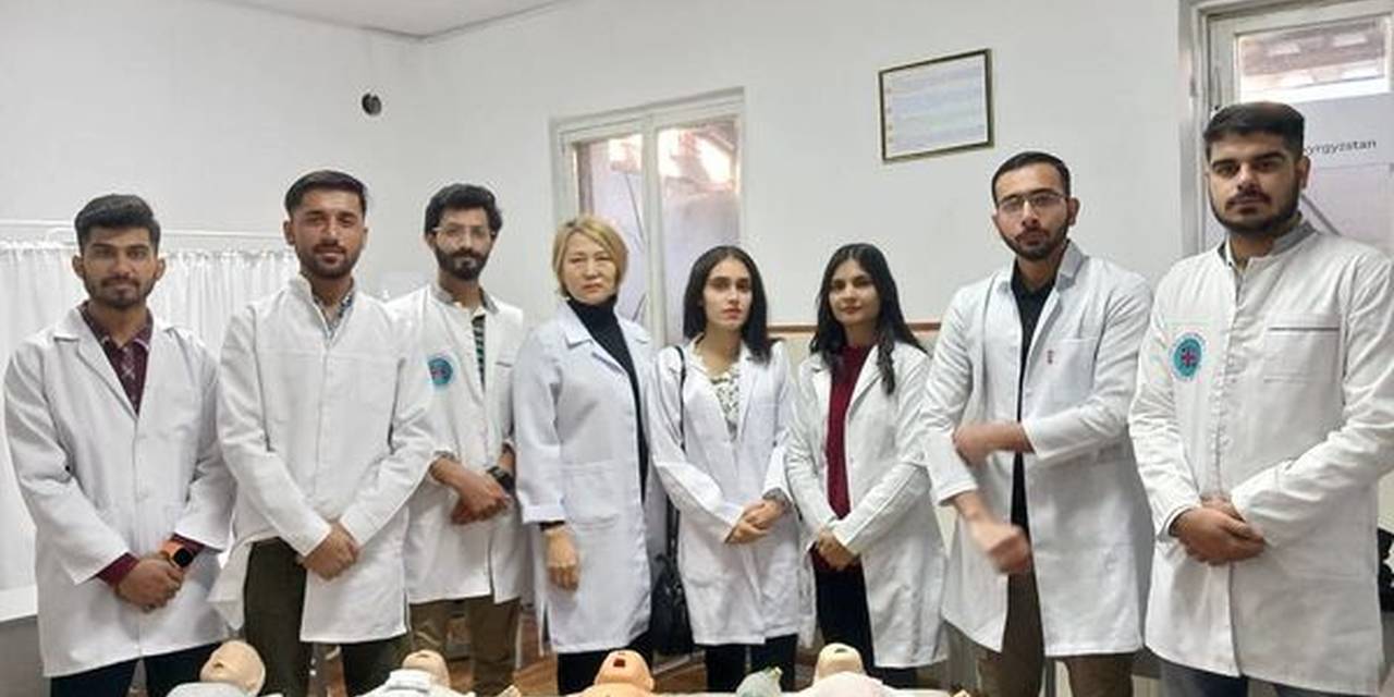 С 12 по 18 ноября 2023 года студенты ВШМ Университета Адам в рамках меморандума о сотрудничестве с Центрально Азиатским международным медицинским университетом (ЦАММУ) (г.Жалал-Абад)