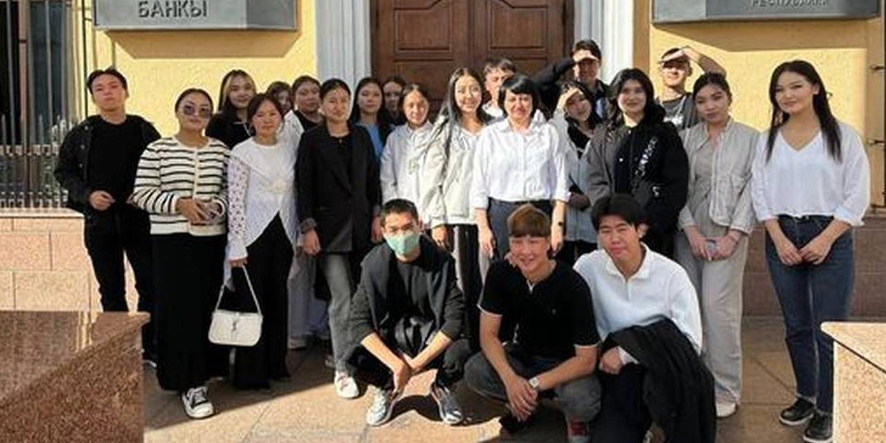 4 октября наши студенты первого курса программы «Экономика, менеджмент и туризм» под руководством преподавателя Шаршеевой А.Н. в рамках курса «Финансовая грамотность» посетили Национальный банк Кыргызской Республики.